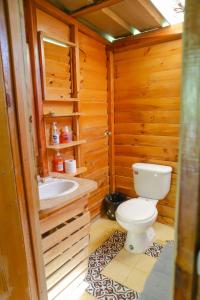 Koupelna v ubytování EL GALLO ECOLODGE