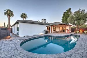 Piscina de la sau aproape de Quiet Luxury Estate w/ Heated Pool: Scottsdale