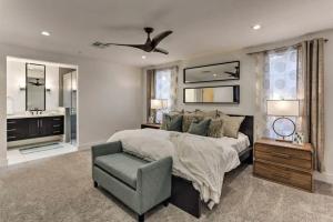 um quarto com uma cama e uma cadeira e uma ventoinha de tecto em Quiet Luxury Estate w/ Heated Pool: Scottsdale em Scottsdale