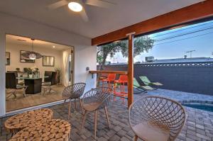 Quiet Luxury Estate w/ Heated Pool: Scottsdale في سكوتسديل: فناء مع كراسي وطاولة ومسبح