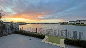 vista di un grande bacino d'acqua al tramonto di Luxury Waterfront Villa BBQ Cafe WiFi Great Views 5BRM a Point Cook