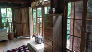 een kamer met ramen en een dressoir met een klok bij Villa Kong in Amed