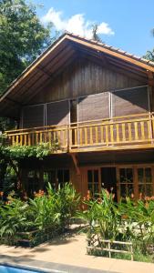 een huis met een terras aan de zijkant bij Villa Kong in Amed