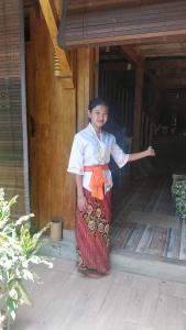 een vrouw staat voor een gebouw bij Villa Kong in Amed +81 foto's