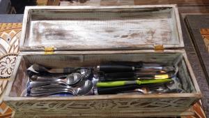 een houten doos met keukengerei bij Villa Kong in Amed