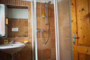 A bathroom at La Casa Altrui- Camere e Zona relax con Giardino