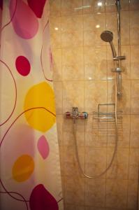 y baño con ducha y cortina de ducha colorida. en ILIAN Hostel, en Moscú