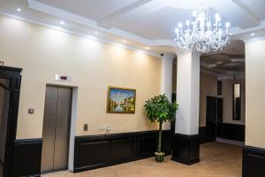 een lobby met een kroonluchter en een plant bij Belon Lux Hotel in Astana