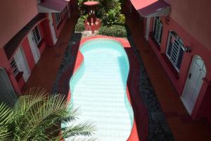 an overhead view of a swimming pool in a house at ECONOMiKA in Jacó