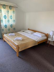 ein Schlafzimmer mit einem Bett mit zwei Handtüchern darauf in der Unterkunft Casa Britonia in Sarmizegetusa