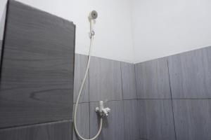eine Dusche im Bad mit Duschkopf in der Unterkunft Bukit Garden Gili Trawangan in Gili Trawangan