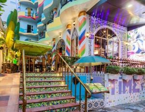 un centro comercial con escaleras y sombrilla en Boutique Hotel La Villa, en Nha Trang