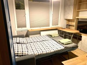 um quarto com uma cama e uma mesa numa cozinha em Pole Mokotowskie Apartament em Varsóvia