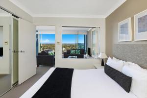Katil atau katil-katil dalam bilik di Silvershore Apartments on the Broadwater +53 gambar