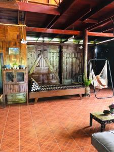 a porch with a hammock in a room at Banthai Guesthouse in Phetchaburi