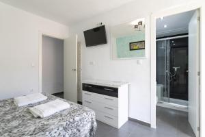 Łóżko lub łóżka w pokoju w obiekcie Penthouse Apartment on Los locos B