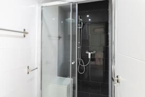 prysznic ze szklanymi drzwiami obok toalety w obiekcie Penthouse Apartment on Los locos B w mieście Torrevieja +17 zdjęć