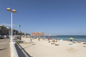 plaża z mnóstwem ludzi w obiekcie Penthouse Apartment on Los locos B w mieście Torrevieja