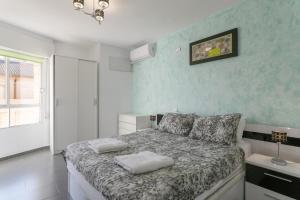 Łóżko lub łóżka w pokoju w obiekcie Penthouse Apartment on Los locos B