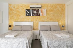 Łóżko lub łóżka w pokoju w obiekcie Penthouse Apartment on Los locos B