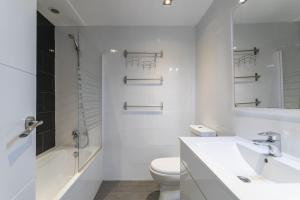 łazienka z umywalką, toaletą i wanną w obiekcie Penthouse Apartment on Los locos B w mieście Torrevieja