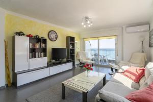 salon z kanapą i telewizorem w obiekcie Penthouse Apartment on Los locos B w mieście Torrevieja