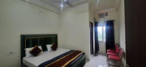 Ένα ή περισσότερα κρεβάτια σε δωμάτιο στο Hotel THE BIRD Dehradun
