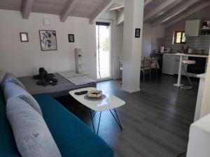 ein Wohnzimmer mit einem blauen Sofa und einem Tisch in der Unterkunft ViVa 1 Rovinj in Rovinj
