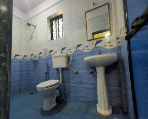 a bathroom with a toilet and a sink at Luciano Guest House in Arambol