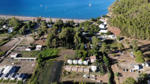 eine Luftansicht eines kleinen Dorfes neben dem Wasser in der Unterkunft Linaden Apart in Kumluca