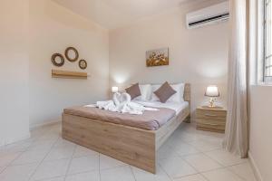 ein Schlafzimmer mit einem Bett in einem Zimmer in der Unterkunft Casa di Gianna in Rhodos (Stadt)