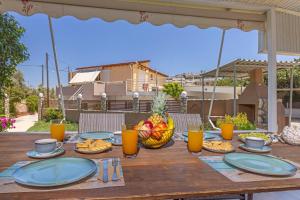 une table en bois avec des assiettes de nourriture dans l'établissement Casa di Gianna, à Rhodes