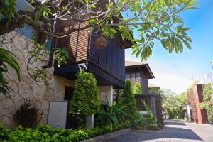 a building with a balcony on the side of it at Puri Hiromi Boutique Residence in Sanur