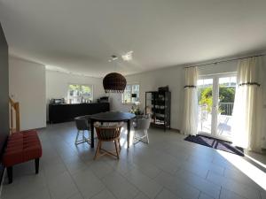 a kitchen and dining room with a table and chairs at Stilvolle Wohnung für 6 Personen - mit riesiger Dachterrasse in Haigerloch