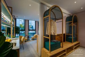 Bare Han - Bare Boutique Stays في دا نانغ: غرفة معيشة مع مرآة وغرفة طعام