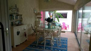 a kitchen with a table and chairs in a room at Chambre d'Hôtes Armoise in Lagord