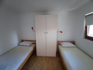Zimmer mit 2 Betten und einem Schrank in der Unterkunft ViVa 1 Rovinj in Rovinj