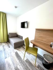 Motel XL Lounge tesisinde bir oturma alanı