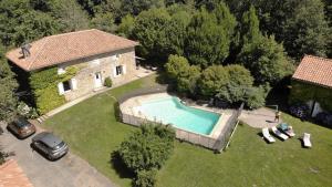 una vista aérea de una casa con piscina en La Grenouille, en Saint-Adjutory