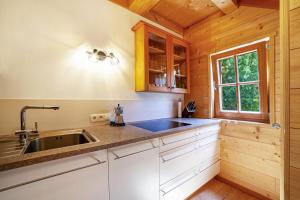 Kuchyňa alebo kuchynka v ubytovaní Bergchalet Refugium Martius