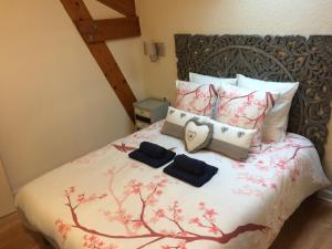 ein Schlafzimmer mit einem Bett mit rosa Blumen drauf in der Unterkunft Gîte 5/6 personnes aux portes du Périgord in Saint-Adjutory