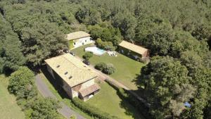 eine Luftansicht eines Hauses mit Hof in der Unterkunft Gîte 5/6 personnes aux portes du Périgord in Saint-Adjutory