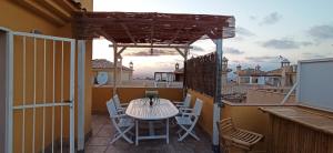 patio con mesa y sillas en el balcón en BUNGALOW CON ENCANTO, MONTE DE MAR, en Gran Alacant