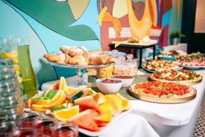 un buffet de comida en una mesa con platos de comida en Villa Art Novis en Breslavia