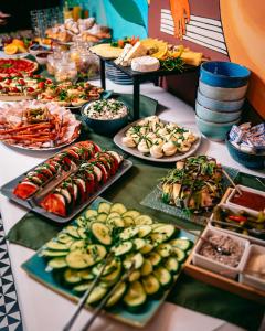 un buffet de comida en una mesa con platos de comida en Villa Art Novis, en Wroclaw