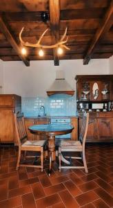 una cocina con mesa y 2 sillas. en Gelei Guesthouse 