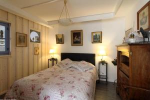 sypialnia z łóżkiem, 2 lampami i komodą w obiekcie Le Studio d'Eugénie 