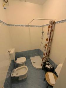 a bathroom with two toilets and a shower at Hotel Naviglio in Marina di Pietrasanta