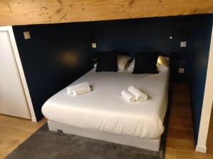 - une chambre avec un lit et 2 serviettes dans l'établissement studio cocoon BORDEAUX Chartrons/ Jardin Public, à Bordeaux