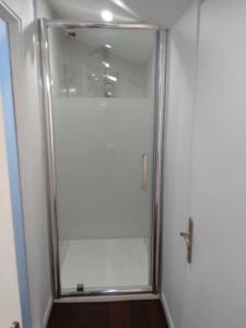 y baño con ducha y puerta de cristal. en studio cocoon BORDEAUX Chartrons/ Jardin Public, en Burdeos